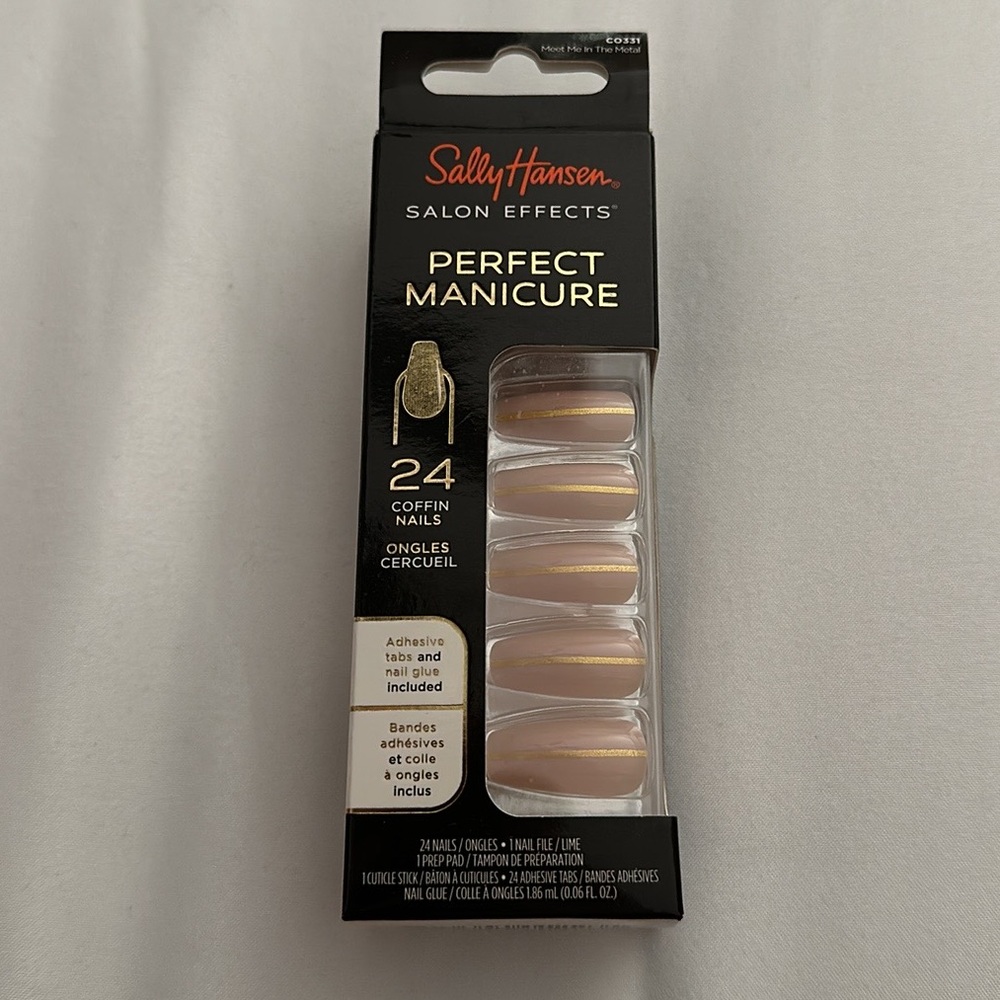 🎉HP🎉 🚨2/$15 SALLY HANSEN - Press on Nails - Peach w/ Gold Strip.